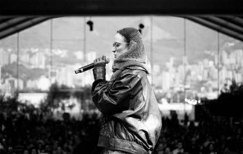 La rapera colombiana KcK le rinde homenaje al fuego con 'Arde ...