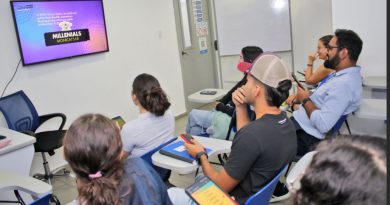 ¡el inglés te espera aquí!  Pásate de la mesa de almuerzo al salón de clases