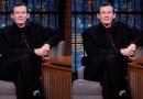Callum Turner vistió Louis Vuitton para el programa ‘Late Night with Seth Meyers’ 