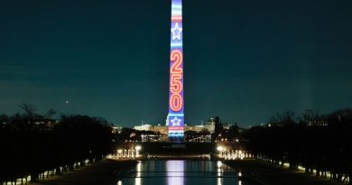 El Monumento a Washington se ilumina para iniciar la celebración Freedom 250