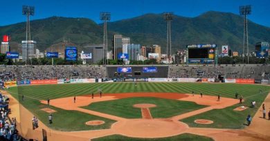 Estadios de pelota se convierten en centro de acopio y de operaciones
