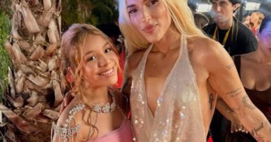 La venezolana Anny deslumbró en la alfombra roja de los Premios Juventud 2026