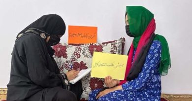 Mujeres afganas desafían restricciones de talibanes con protestas en línea
